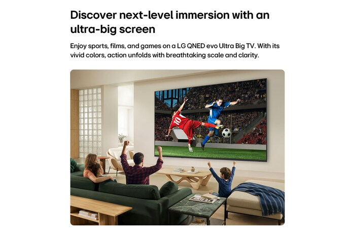 De LG QNED AI QNED70 Mini LED ultragrote tv hangt aan de muur in een lichte woonkamer en laat een spannend voetbalmoment zien, met levendige kleuren en een geweldige beeldkwaliteit op een groot scherm, terwijl een gezin op verschillende banken zit en samen juicht.